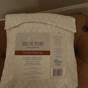 NWOT Twin/Twin XL Sheet Set